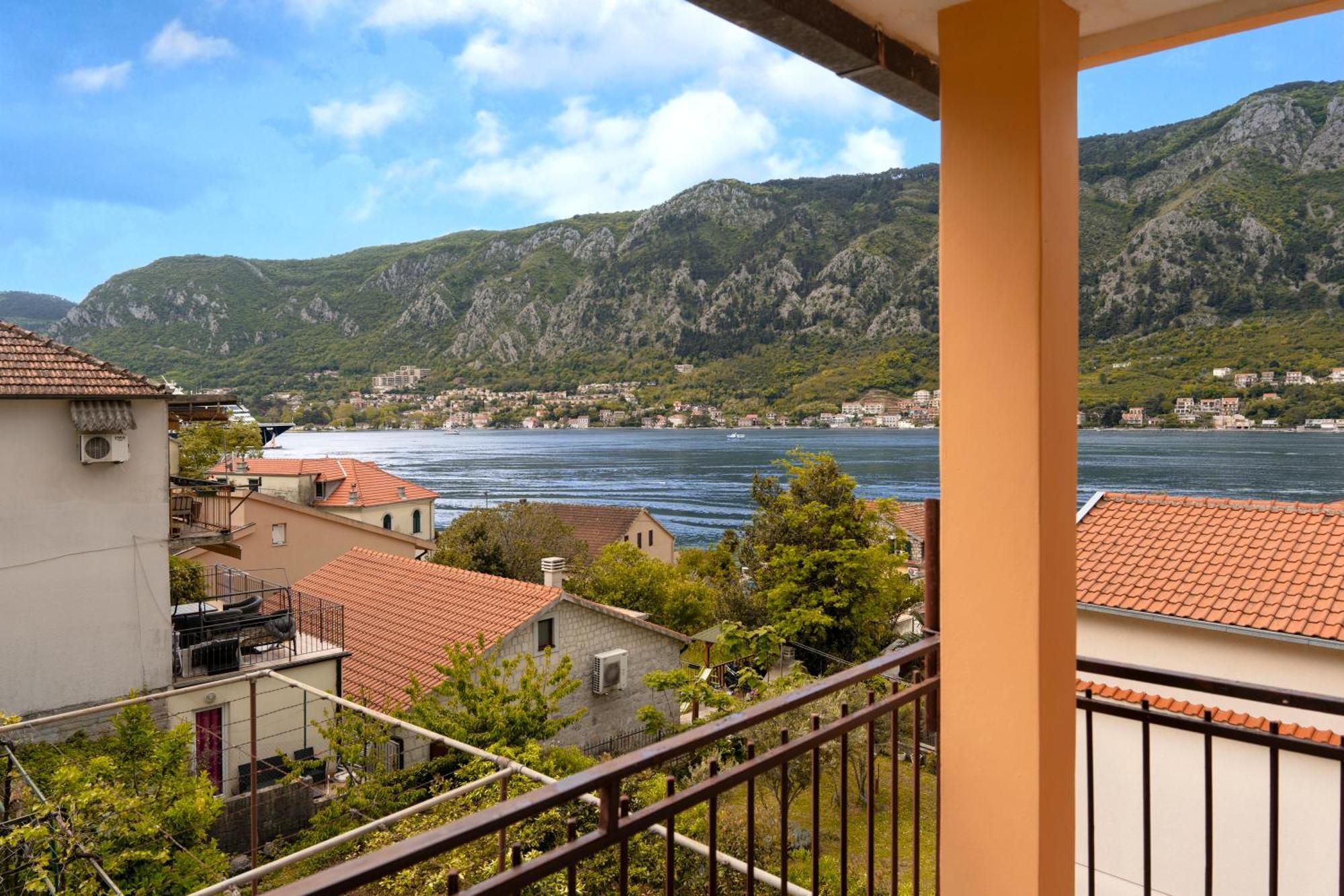 Apartment Busola Котор Екстер'єр фото